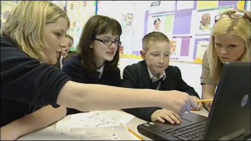 [Photo] Group of pupils working at a computer